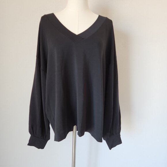 NWT Travis Mathew Cloud Terry V-Neck Top Pullover Balloon Sleeve Tencel Black - Picture 3 of 13